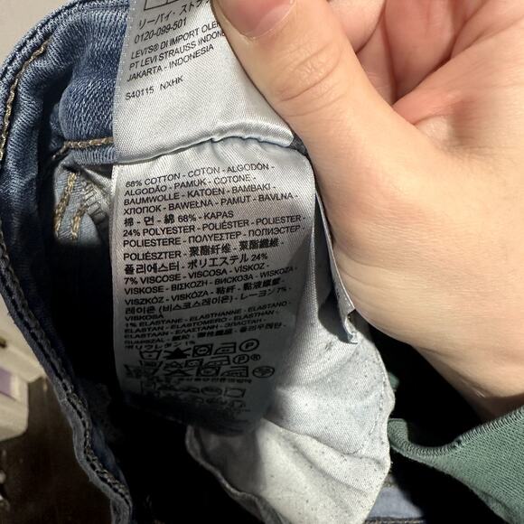 Levi’s Demi Curve Mid Rise Straight Leg Jeans Size 31x32 Medium Wash - Picture 3 of 8